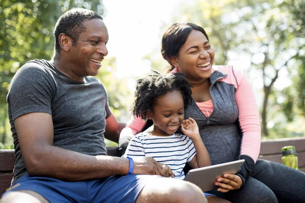 Familie nutzt digitales Tablet — Stockfoto