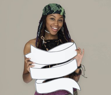 bir afiş tutan kadın