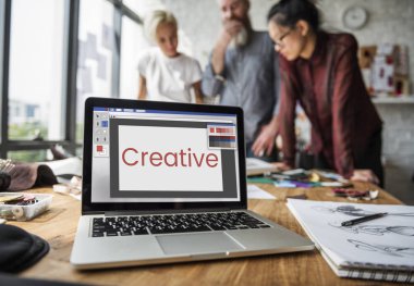 Moda Tasarımcısı atölye yaratıcı insanlar