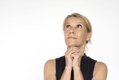 uzak düşünceli arayan kadın poz