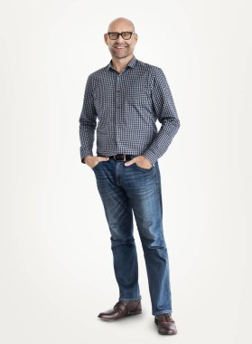 stüdyoda gülümseyen olgun adam 