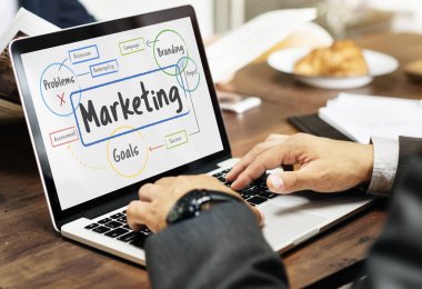 Tipik dizüstü klavye üzerinde iş adamları