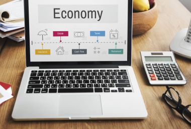 nesneleri ve masa üstünde laptop