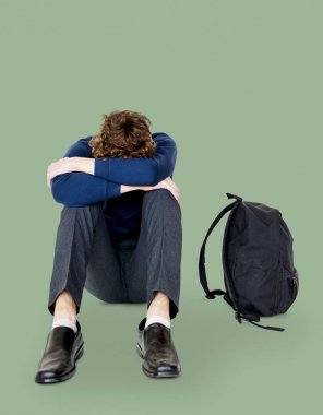 stresli öğrenci tek başına oturmak