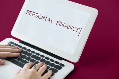 Dizüstü bilgisayarda yazan kadın klavyesi