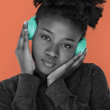  kadın listining müzik kulaklık