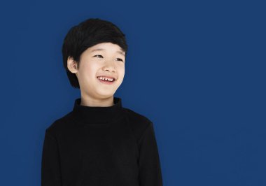 Asyalı çocuk siyah boğazlı kazak