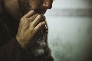 Yalnız acı adam sigara sigara 