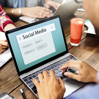 dizüstü bilgisayar kullanan adam resmini kırpılmış