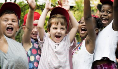 çocuklar kadar eller yükselterek 