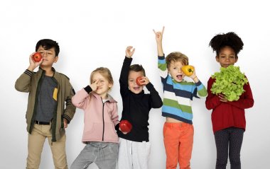 sebze tutan çocuklar