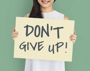 Kadın afişini tutar