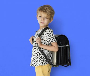 sırt çantası ile okul çocuk