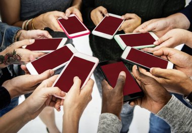 Cep telefonları holding eller