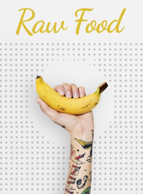 Dövmeli kişi holding muz.