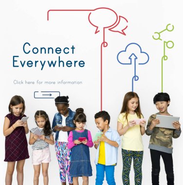 teknoloji cihazlar ile çok ırklı çocuklar