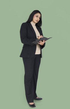 Not defterine yazan iş kadını.