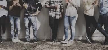 Arkadaşlar birlikte vakit geçiriyorlar.