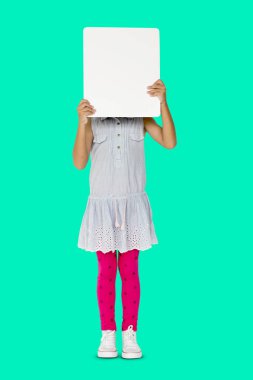 boş afişini suratla kapsayan kız