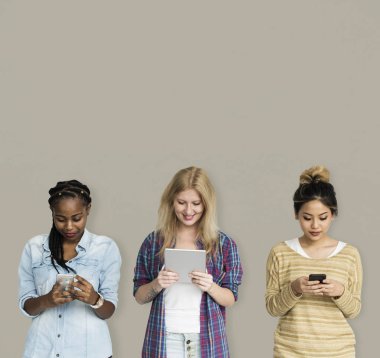 Kızlar kullanarak dijital becerikli alet