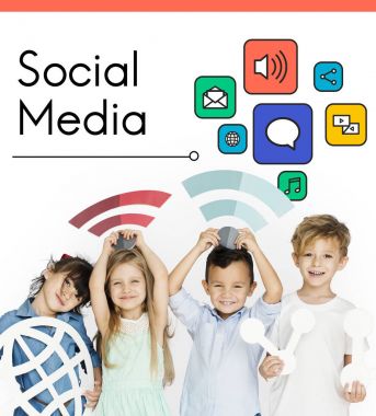  Bağlantı kağıt elinde çocuk