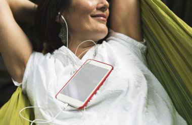 Müzik dinleyen kadın