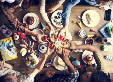İnsanlar masada doğum günü kutlamak 