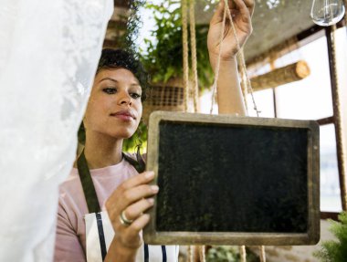 Afrikalı kadın dükkanda çalışan önlük 