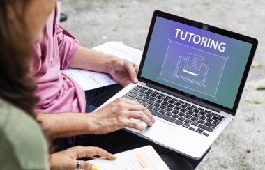 öğrenciler dizüstü bilgisayar kullanıyor