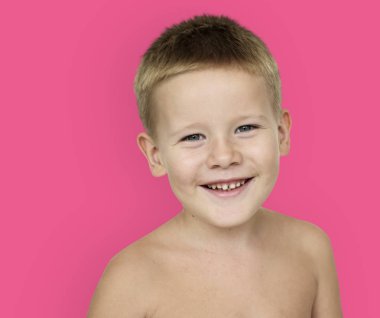 Çıplak omuz ile küçük çocuk