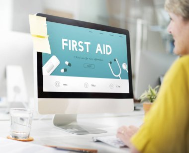 sarışın kadın monitör ekranına bakarak