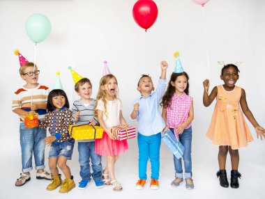 Parti şapkaları hediyeler ile çocuklarda