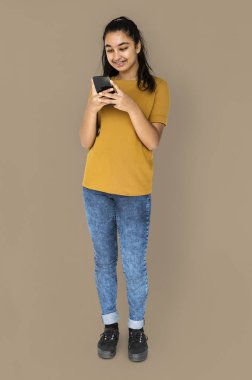 Akıllı telefon kullanan kadın 