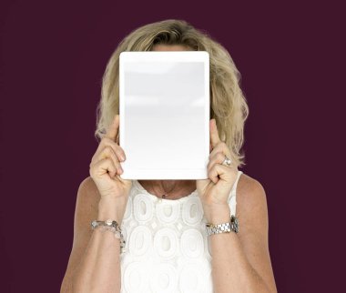 Dijital tablet tutan kadın 