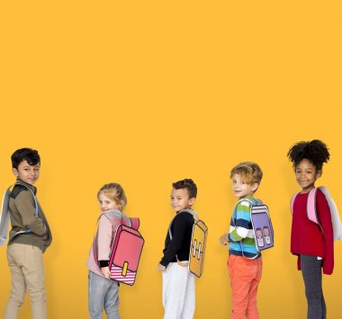 Okul arkadaşları ile kağıt sırt çantaları 