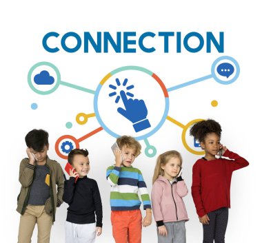 Çocuk akıllı telefonlar kullanarak