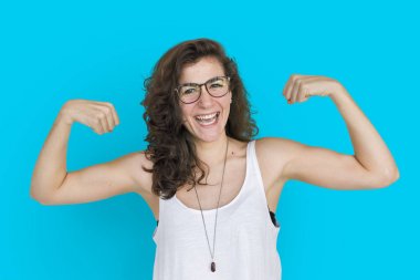 kadın gösteren kaslar