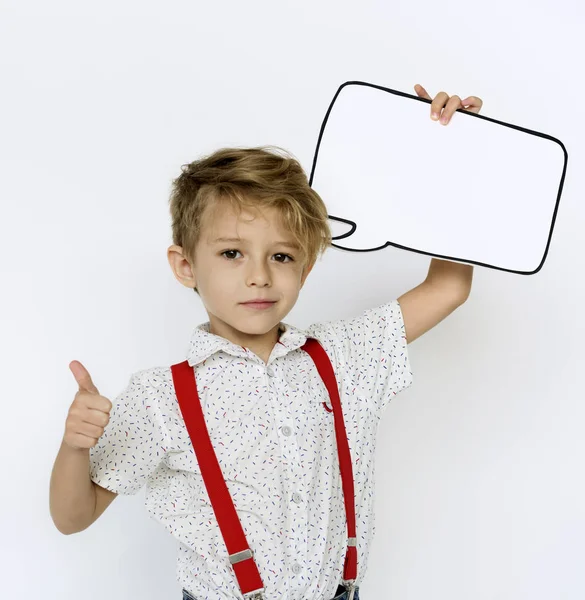 Niño sosteniendo papel discurso burbuja — Foto de Stock