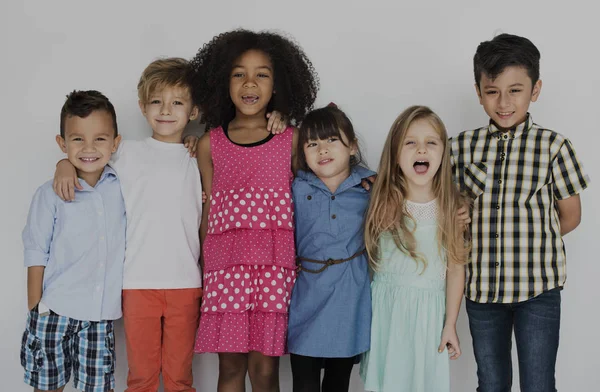 Enfants debout dans une rangée — Photo