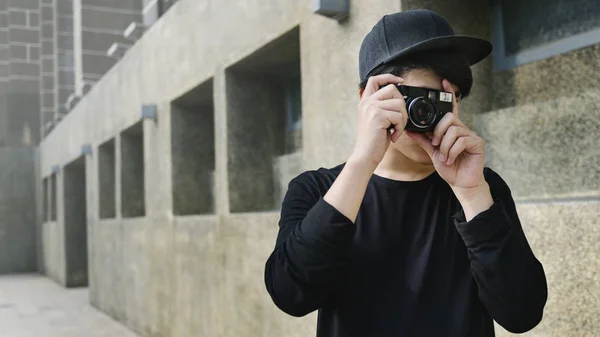 Asiatische Kerl nehmen Fotos Kamera — Stockfoto