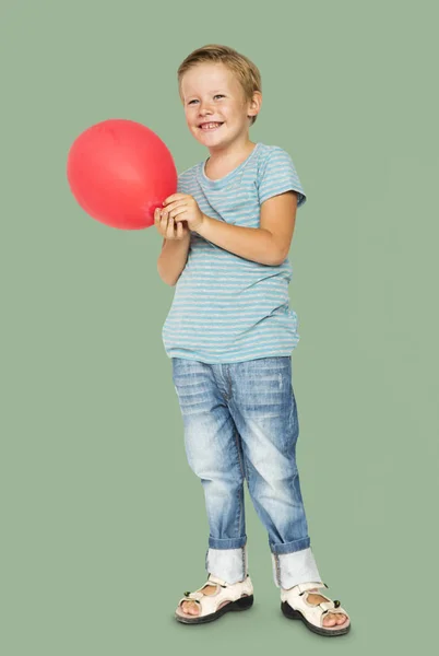 Menino com balão de ar vermelho — Fotografia de Stock