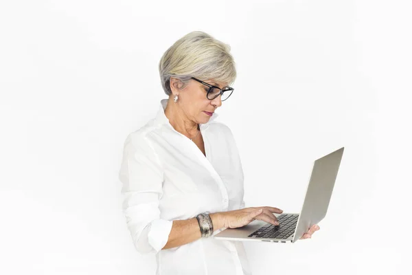 Mujer con pelo gris usando laptop — Foto de Stock