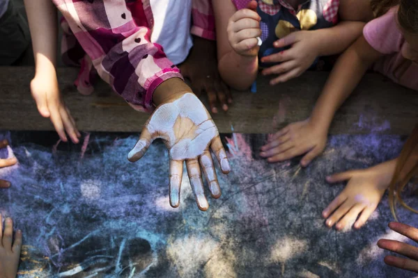 Děti ruce s Malování křídou — Stock fotografie