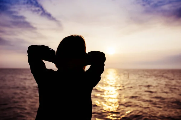 Kvinna vilar på stranden — Stockfoto