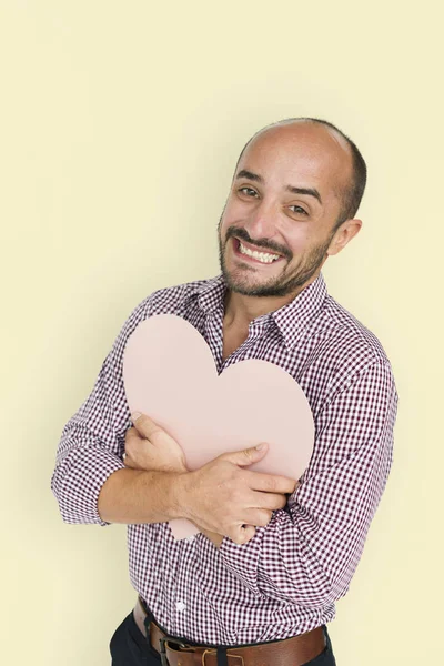 Hombre abrazando el corazón de papel rosa —  Fotos de Stock