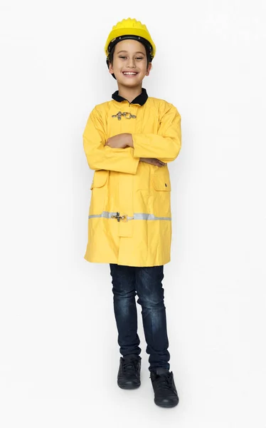 Niño en impermeable amarillo y hardhat — Foto de Stock