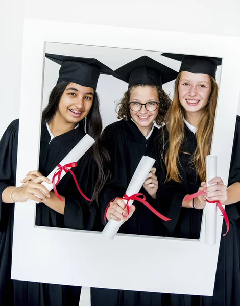 Estudiantes sosteniendo marco de fotos — Foto de Stock
