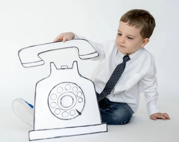 Niño con teléfono de papel — Foto de Stock