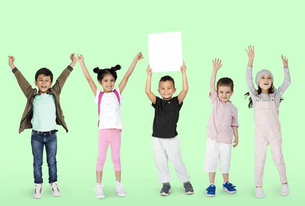 Niños pequeños mostrando en blanco — Foto de Stock