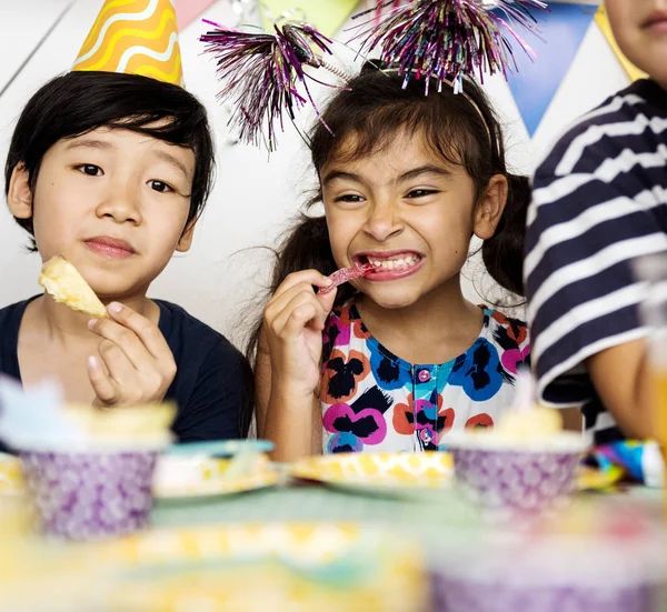 Bambini adorabili che fanno festa — Foto Stock